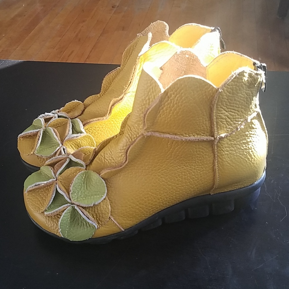 Tūo Ruì Leather Zip-Up Flower Boots